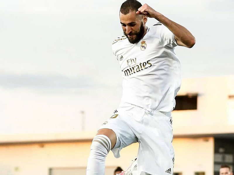 ريال مدريد يتوج بلقب الدوري الإسباني وتعليق خاص من زيدان